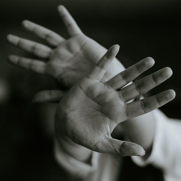 Hände schwarzweiß Häusliche Gewalt Prävention