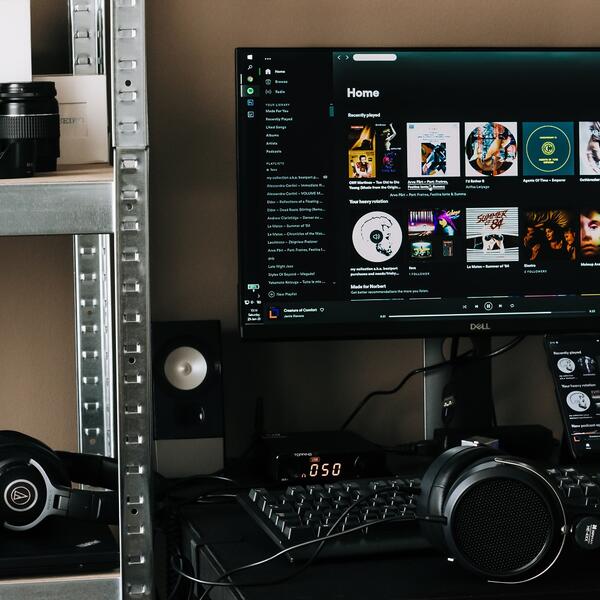 Computer mit Spotify Playlist auf dem Monitor