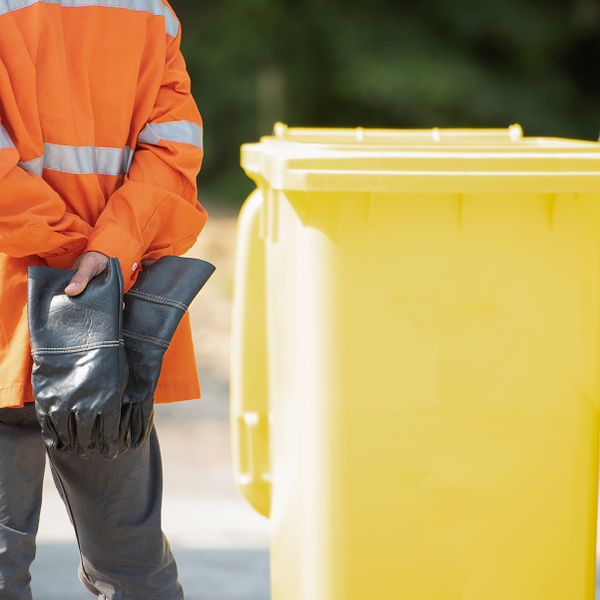Müllmann neben gelber Tonne