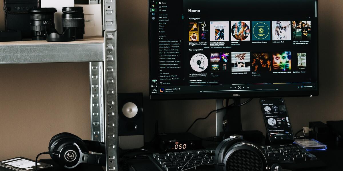 Computer mit Spotify Playlist auf dem Monitor